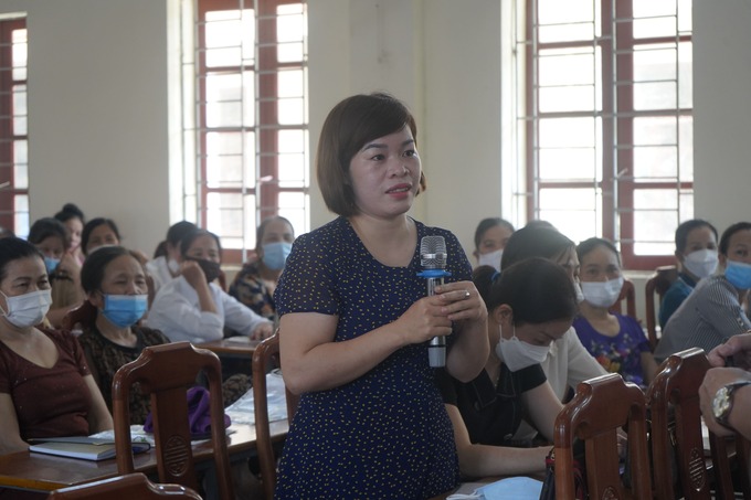 Chị Nguyễn Thị Hương, cán bộ dân số xã Ninh Sơn, huyện Việt Yên chia sẻ ý kiến tại Hội nghị